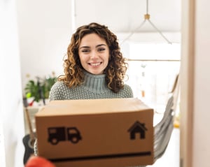 Donna con pacco da spedire orizzontale