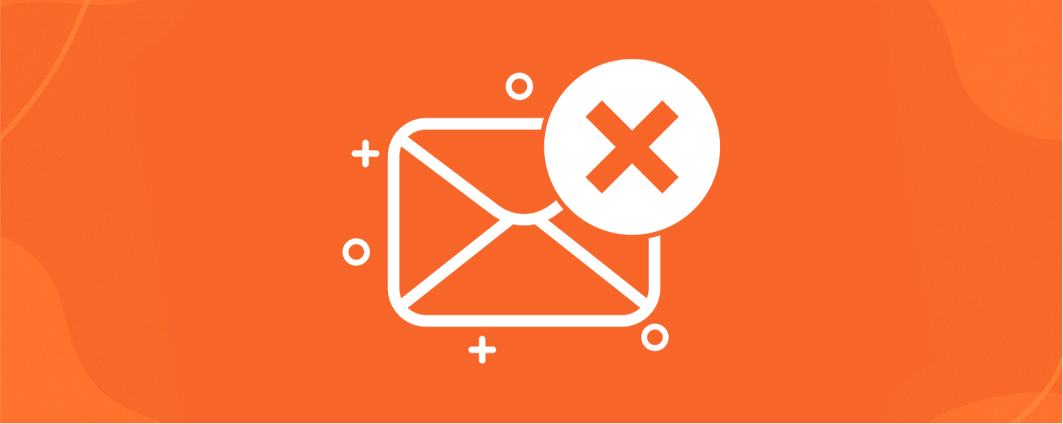 Icona email con simbolo di errore su sfondo arancione in stile HubSpot, a rappresentare il rischio di finire nello spam.