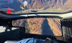 Cockpit floor window vista dall'alto durante un volo.