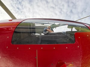 Cockpit Floor Window applicata ad un elicottero, vista da sotto.