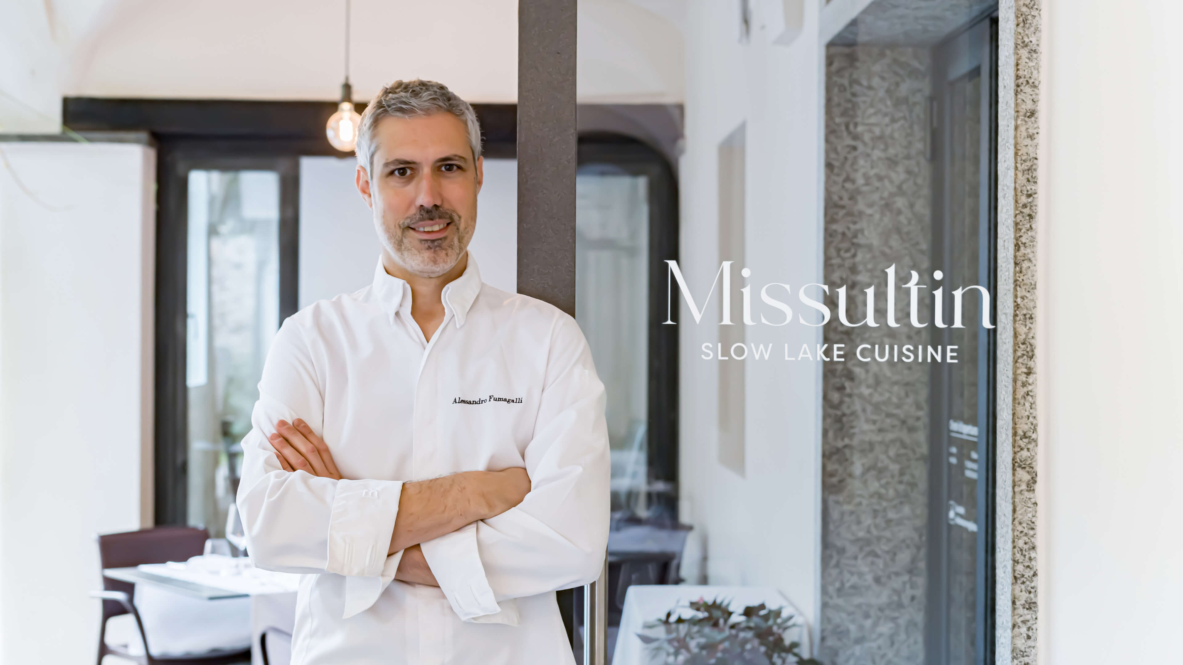 Chef Alessandro Fumagalli, a braccia conserte di fronte al suo nuovo ristorante.